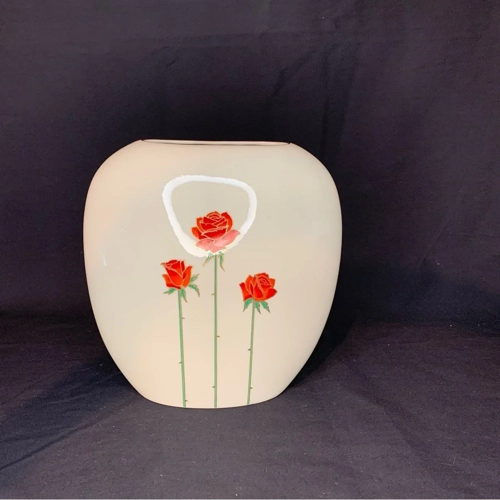 Otagiri Wide Pocket Elegant Beige Vase With Long Stems Red Roses